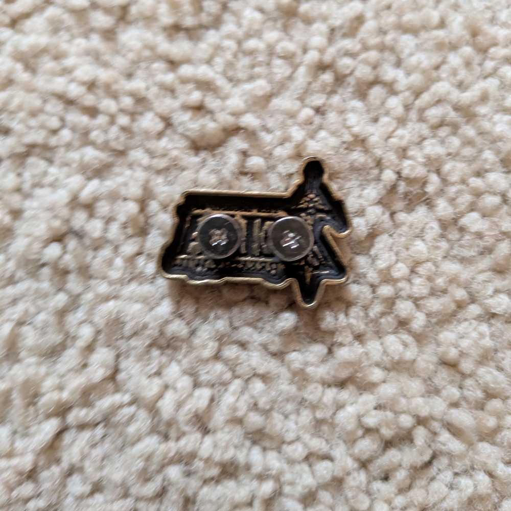 Nintendo Gold Zelda Pin - Picture 2 of 2